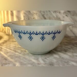Vintage Pyrex Snowflake Blue Garland Cinderella Mixing Bowl 1.5 pint size